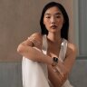 Apple Watch Hermes Series 11 42mm, тонкий кожаный ремешок желтого цвета